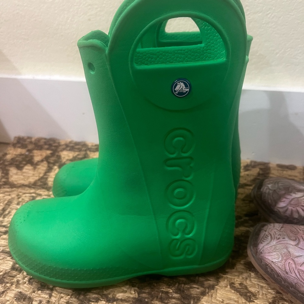 CROCS Kids Vibrant Green Rain Boots size 3